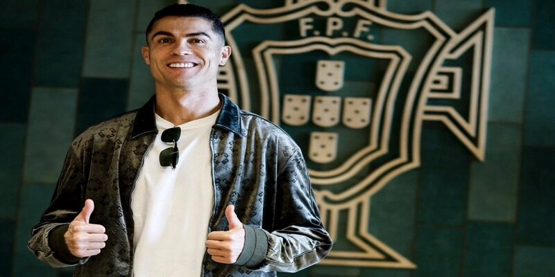 Cristiano Ronaldo luôn thu hút sự chú ý với phong thái tự tin và chuyên nghiệp