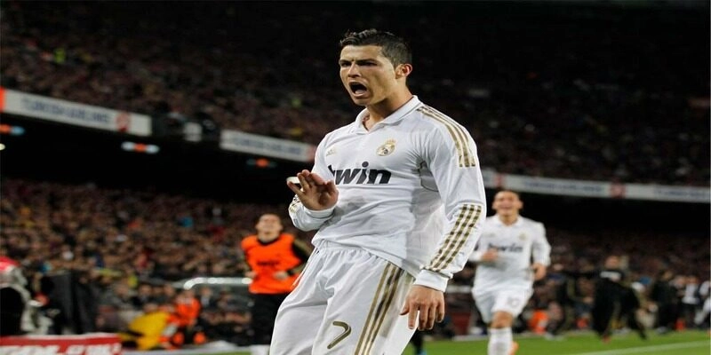 Cristiano Ronaldo trong khoảnh khắc ăn mừng ghi bàn mang tính biểu tượng