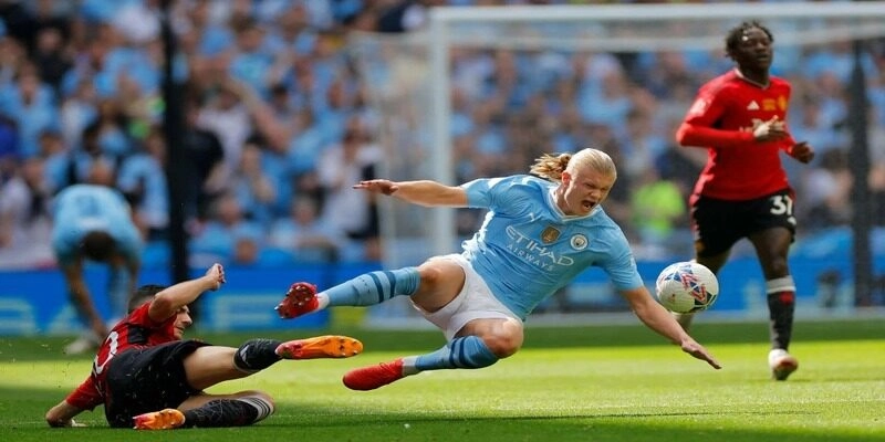 Erling Haaland luôn là tâm điểm mỗi khi xuất hiện trên sân cỏ châu Âu