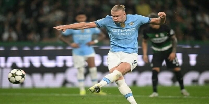 Erling Haaland nổi bật với thể hình vượt trội và tốc độ bứt phá ấn tượng