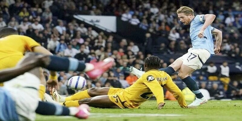 Kevin De Bruyne trong khoảnh khắc dẫn dắt lối chơi ở tuyến giữa