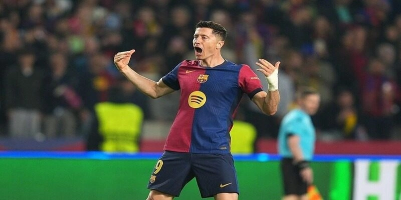 Robert Lewandowski trong khoảnh khắc ăn mừng bàn thắng đậm chất bản lĩnh